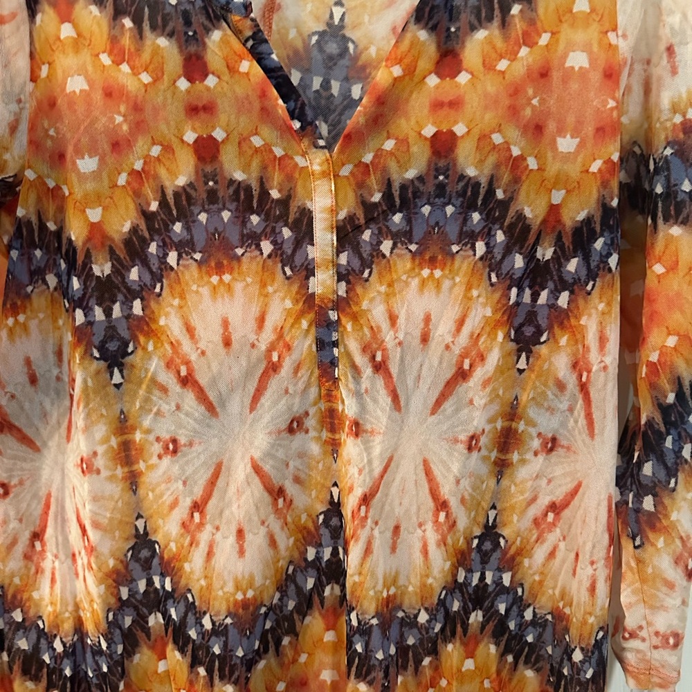 EUC 🦋 Chicos print top - Picture 5 of 6